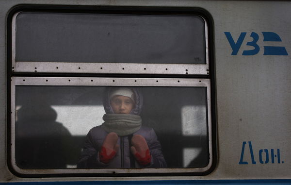 ▲▼烏克蘭兒童準備搭乘火車撤離。（圖／路透）