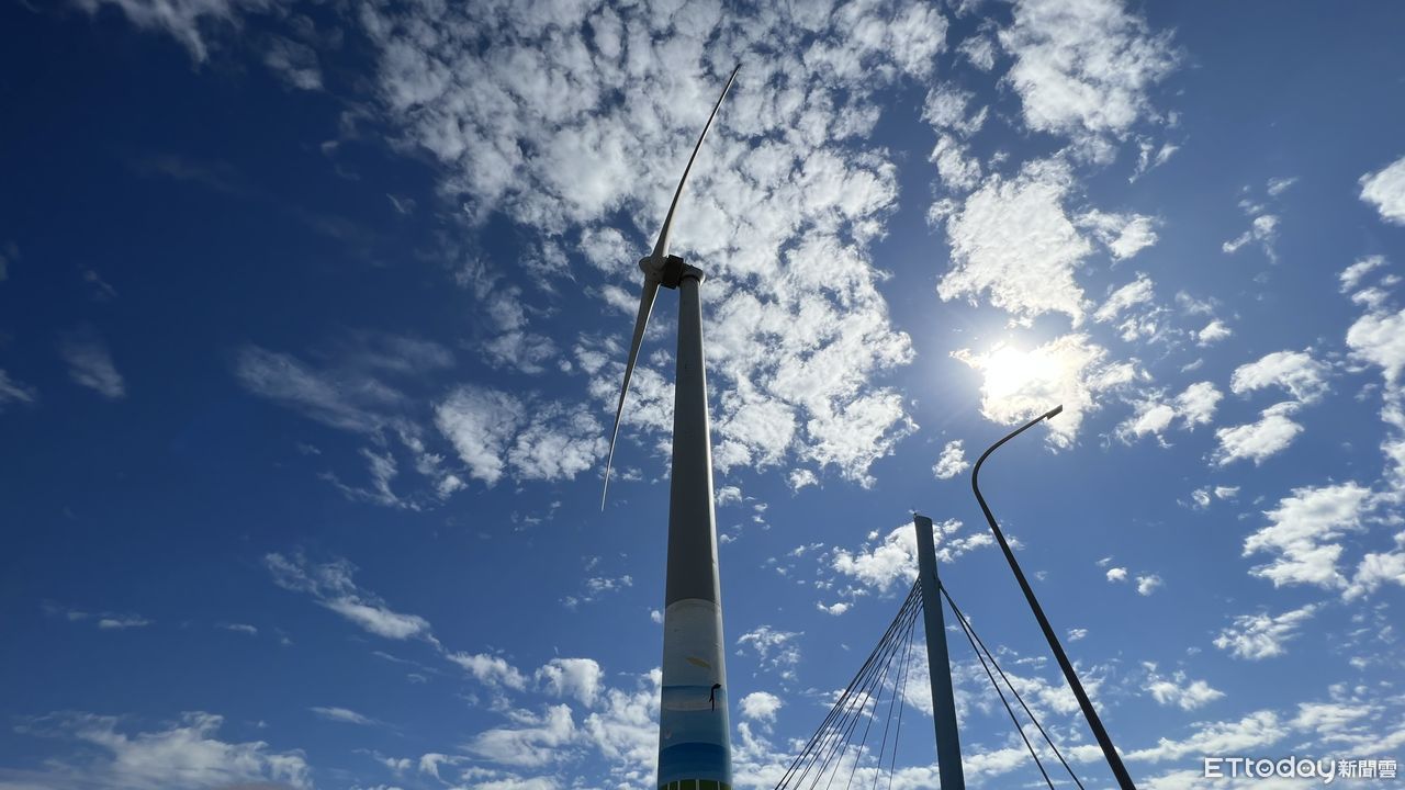▲台灣風力發電機座截至2021年統計有396部，位在台中高美溼地的陸域風機，塔架有特別彩繪。（圖／記者陳詩璧攝）