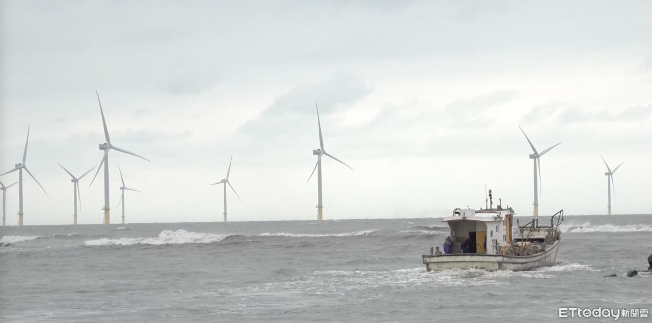 ▲苗栗龍鳳漁港外海的離岸風場為示範風場，該風場有22部風機運行中，漁船出海有部份得從風機中間通過。（圖／記者梁建裕攝）