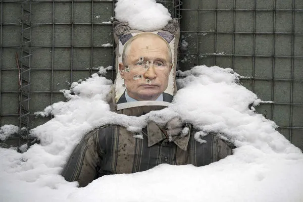 ▲▼ 烏克蘭東部盧甘斯克前線區2月1日，俄羅斯總統普丁假人的人臉被多顆子彈打穿。（圖／達志影像／美聯社）
