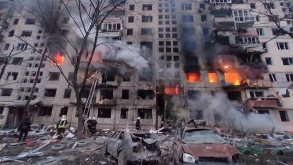 ▲▼基輔西北部一棟9層樓公寓遭砲擊。（圖／取自烏克蘭國家緊急服務中心）
