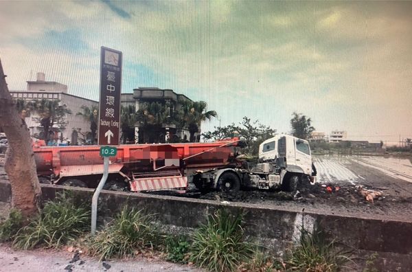 ▲▼台中曳引車爆胎衝入對向稻田。（圖／記者游瓊華翻攝）