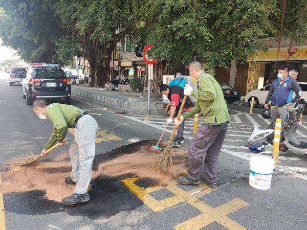 ▲▼金門路口擦撞小貨車！機車噴飛車頭毀了，騎士急送醫。（圖／記者林名揚翻攝）