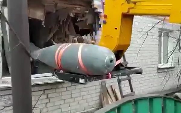24小時內找到3顆！　俄軍500公斤巨型飛彈「OFAB-500」射進民宅。（圖／翻攝自Twitter）