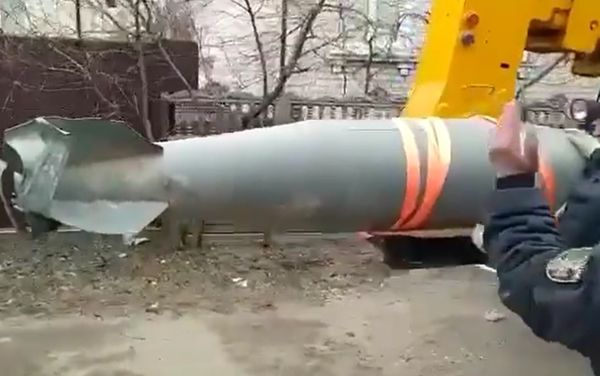 24hrs找到3顆！巨型飛彈「OFAB-500」射進民宅　俄兵坦承用真空彈。（圖／翻攝自Twitter）