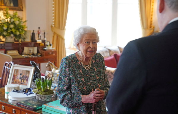 ▲▼英國女王伊莉莎白二世在2月16日於溫莎城堡會見國防大臣時拄著拐杖。（圖／路透）
