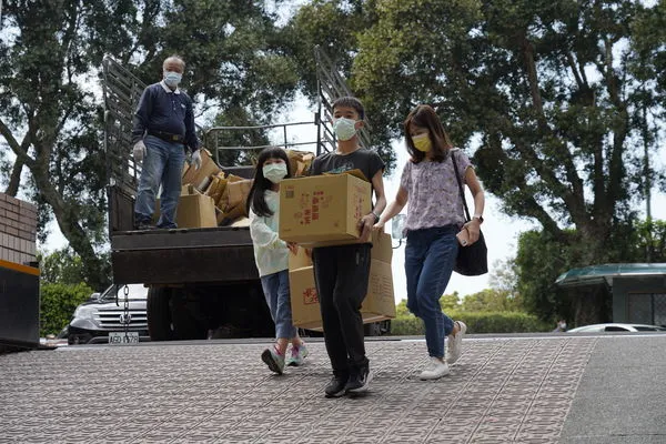 ▲▼慈濟動員打包援助烏克蘭物資！民眾全家大小親送、群組揪團送暖（圖／慈濟提供）