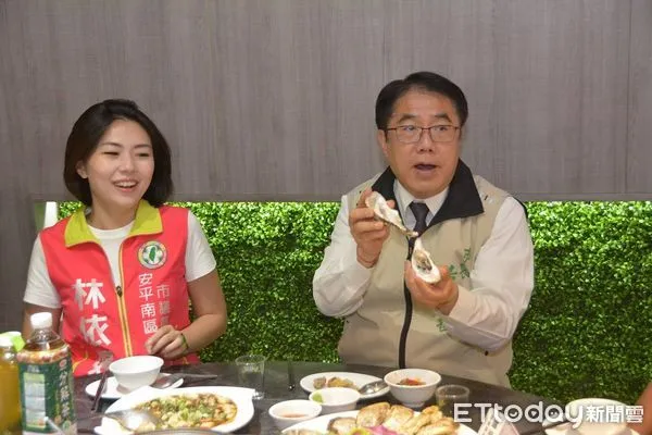 ▲台南市南區、安平區市議員參選人林依婷，陪同市長黃偉哲特地前往安平當地店家鑑定，證實蚵仔無苦味，食客們可以放心品嚐。（圖／記者林悅攝，下同）