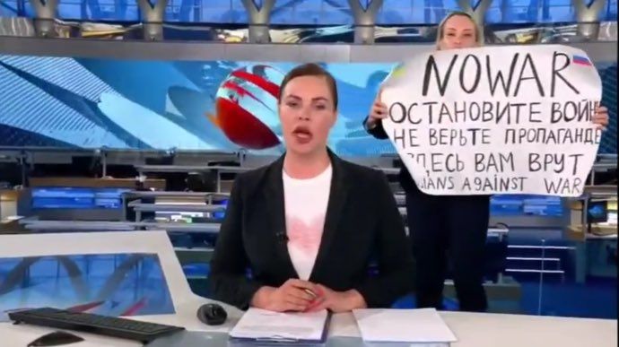 ▲▼俄新聞台員工闖直播舉反戰標語：為當國家宣傳機器可恥。（圖／翻攝推特）