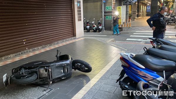 ▲▼男子遭人持利刃刺中胸口，跑到對街檳榔攤求救後，倒地失去生命跡象。（圖／記者游宗樺攝）