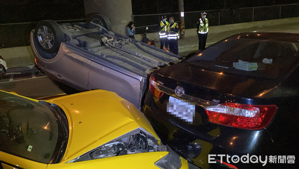 ▲▼江男疑開車打瞌睡，整輛車開到對向，撞上2輛車後翻覆。（圖／記者游宗樺攝）