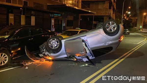 ▲▼江男疑開車打瞌睡，整輛車開到對向，撞上2輛車後翻覆。（圖／記者游宗樺攝）