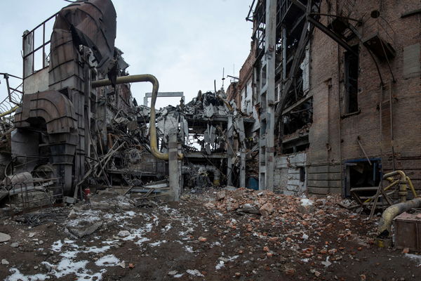 ▲▼烏克蘭蘇梅地區（Sumy）一座熱力發電廠14日遭砲彈轟炸。（圖／路透）