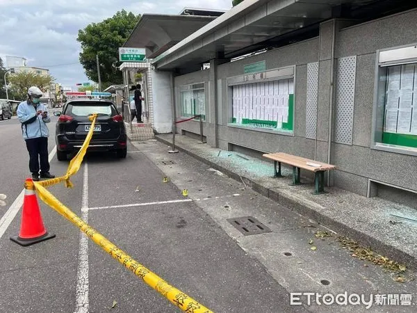 ▲台東地方法院所屬公佈欄遭空氣槍射撃，玻璃被擊破，碎片散落一地。（圖／記者王兆麟翻攝，下同）