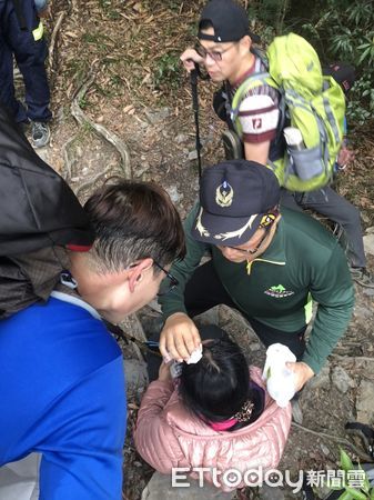 ▲屏東縣政府消防局救援人員陪同女友山下山             。（圖／記者陳崑福翻攝，下同）