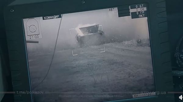 ▲▼俄羅斯裝甲車在馬力波遭烏克蘭軍砲擊，燒出火花。（圖／翻攝自烏克蘭陸軍Facebook影片）