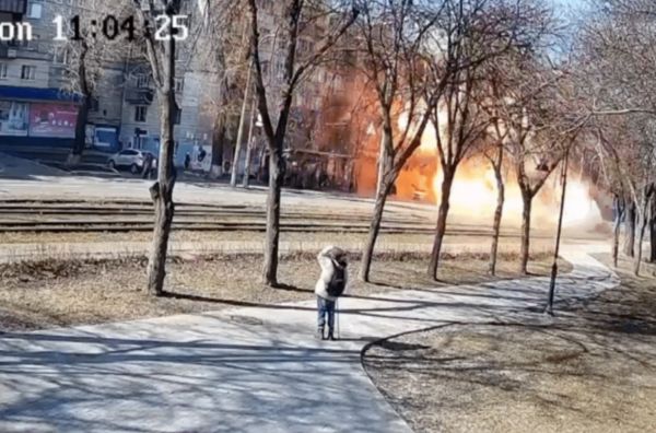▲▼ 基輔市區飛彈擊中巴士。（圖／翻攝自YouTube）