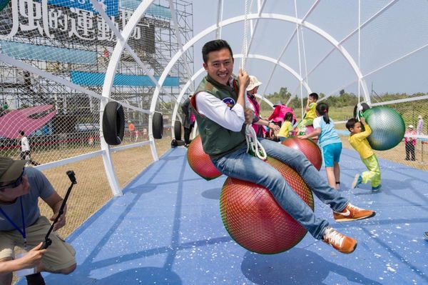 ▲▼2022新竹市兒童藝術節（新竹兒藝節）以「宇宙」為主題，打造6大太空主題遊具，結合馬戲表演等，4/1起至4/5在新竹左岸水源草原登場，適合全年齡從早玩到晚。（圖／新竹市政府）