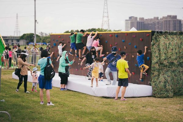 ▲▼2022新竹市兒童藝術節（新竹兒藝節）以「宇宙」為主題，打造6大太空主題遊具，結合馬戲表演等，4/1起至4/5在新竹左岸水源草原登場，適合全年齡從早玩到晚。（圖／新竹市政府）