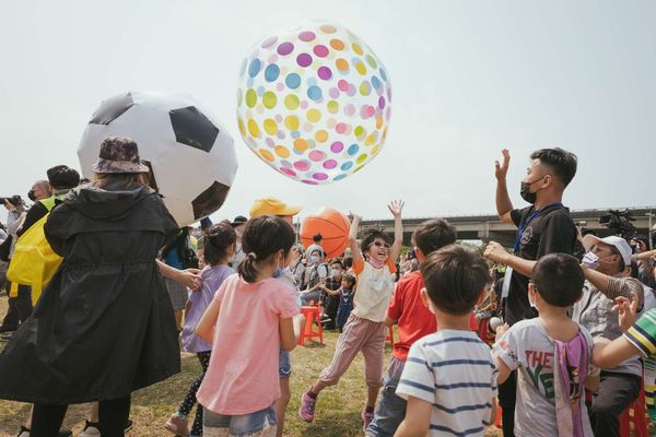 ▲▼2022新竹市兒童藝術節（新竹兒藝節）以「宇宙」為主題，打造6大太空主題遊具，結合馬戲表演等，4/1起至4/5在新竹左岸水源草原登場，適合全年齡從早玩到晚。（圖／新竹市政府）