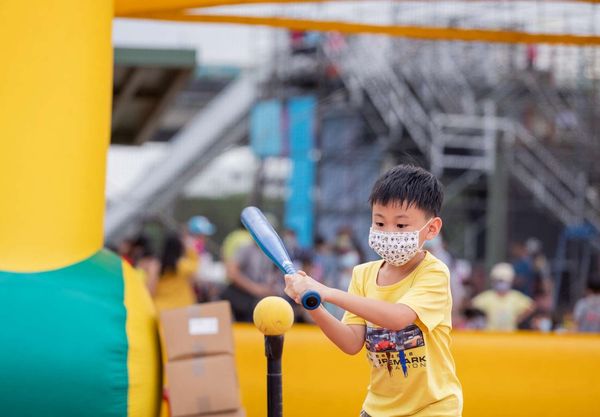 ▲▼2022新竹市兒童藝術節（新竹兒藝節）以「宇宙」為主題，打造6大太空主題遊具，結合馬戲表演等，4/1起至4/5在新竹左岸水源草原登場，適合全年齡從早玩到晚。（圖／新竹市政府）