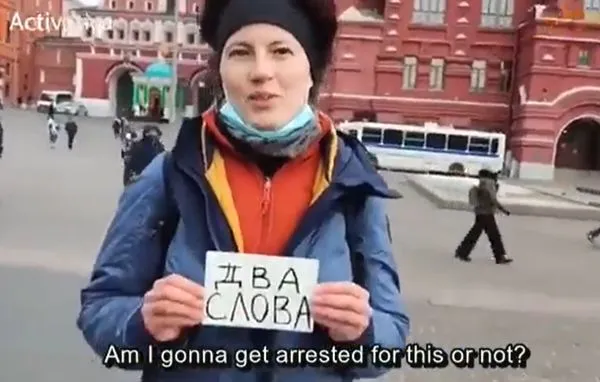 女在廣場手持標語只寫「2個字」　3秒就被俄警帶走影片曝光。（圖／翻攝自Twitter）