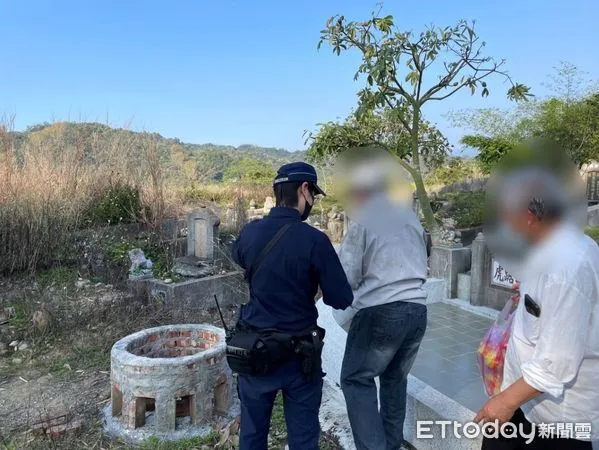 ▲8旬翁掃墓不慎跌倒，計程車司機機警報警助脫困（下同）。（圖／記者高堂堯翻攝）