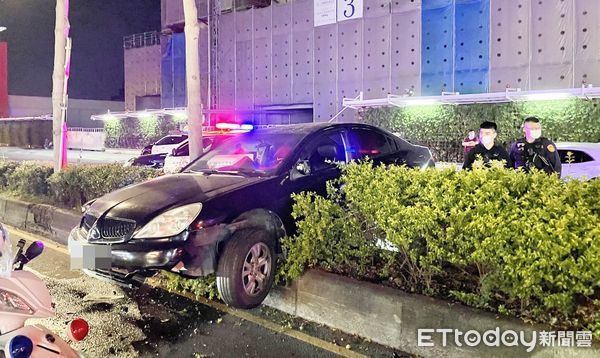 ▲桃園市陳姓男子14日晚間開車行經桃園區民生路、民光東路時遇上桃園保大員警攔檢，企圖逃逸結果自撞分隔島上卡住。（圖／記者沈繼昌翻攝）