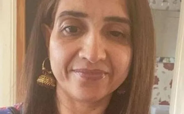 媽爬上懸崖給女兒拍照　堅持「我不會有事」18公尺高墜崖身亡。（圖／翻攝自Twitter）