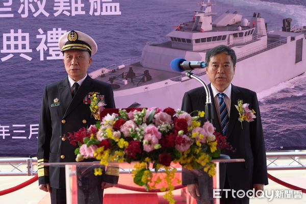 ▲海軍新型救難艦安放龍骨典禮，由海軍司令劉志斌上將(左)及台船公司鄭文隆董事長(右)共同主持。（圖／台船提供）