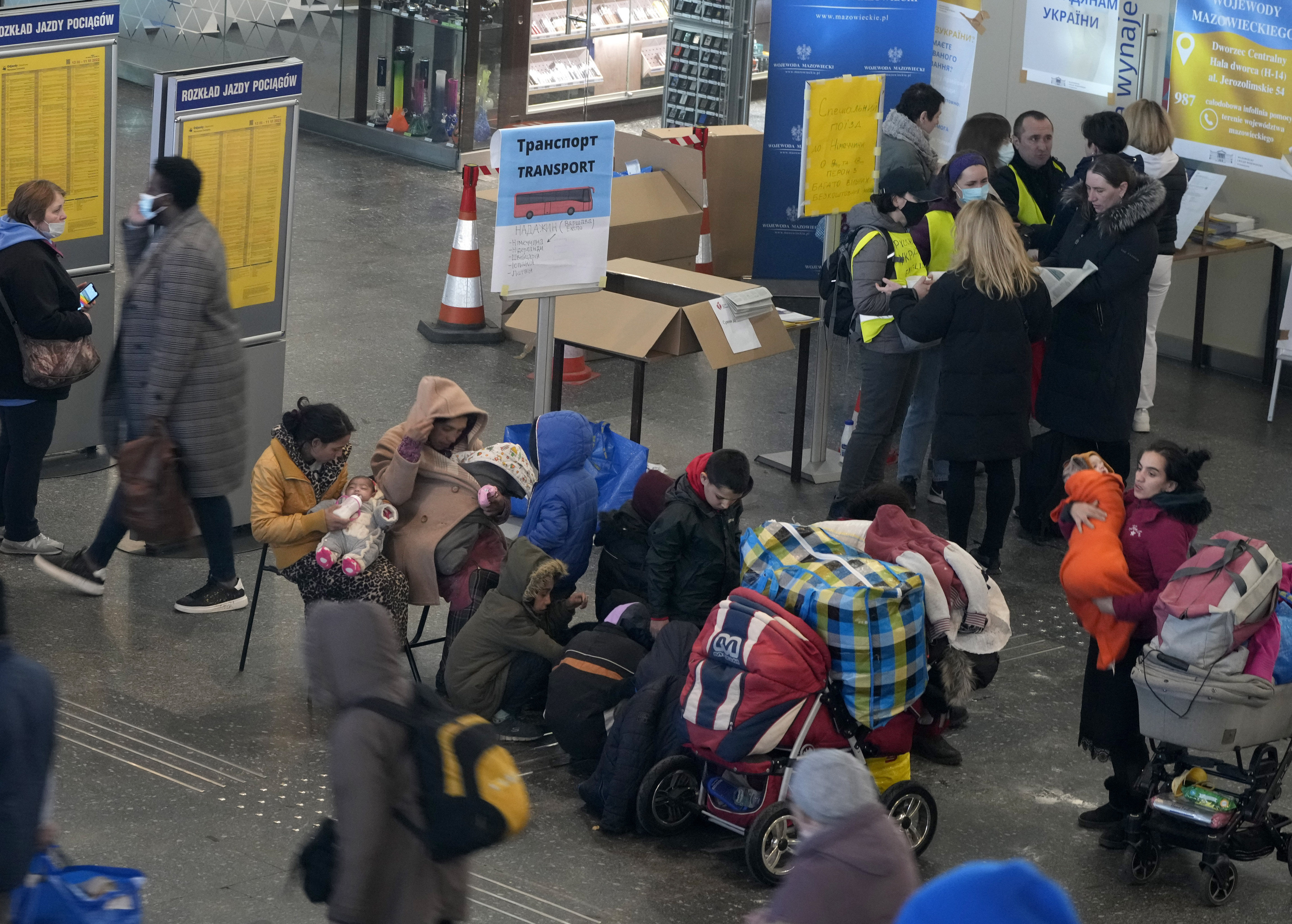 ▲▼波蘭華沙中央車站收留大量烏克蘭難民，志工站進駐提供協助。（圖／達志影像／美聯社）