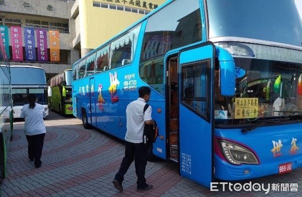 ▲▼教育部擴大「非山非市」高中職生交通車補助，減輕學生負擔。（圖／教育部提供）