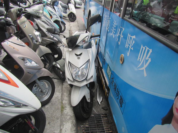 ▲▼台中公車撞上路邊2輛汽機車，司機辯稱一時恍神，騎士左腳則是被夾傷。（圖／民眾提供）