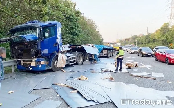 ▲▲桃園市蔡姓男子15日清晨駕駛聯結車行經國三北上桃園大溪路段，失控追撞前方小貨車，聯結車上鋼板散落一地，國六員警到場處理。（圖／記者沈繼昌翻攝）