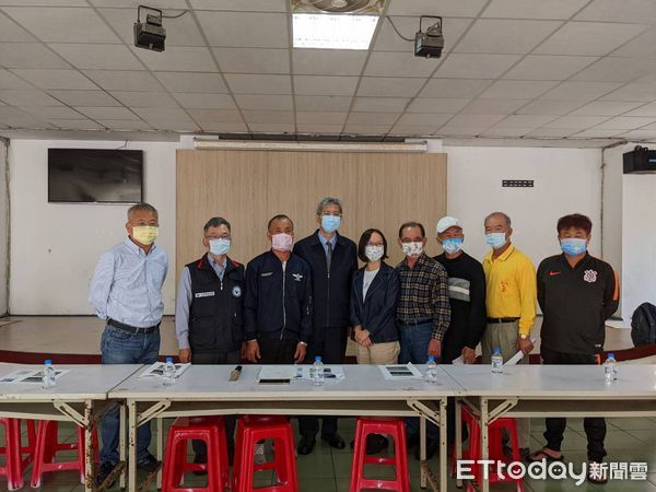 ▲說明會後葉協隆局長(左4)、劉志鴻副局長(左2)與陳美齡處長(左5)、魏長源議員(右4)等與會代表合影。（圖／航港局提供）