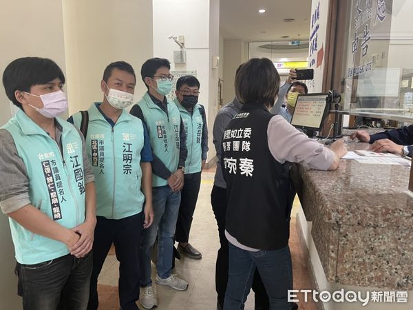 ▲民眾黨台南市東區市議員參選人蔡宛秦等人，正式向網軍宣戰，提告加重誹謗，遏止網軍利用假消息梗圖散布社群平台，誹謗民眾黨反對公布酒駕犯的假訊息。（圖／記者林悅翻攝，下同）