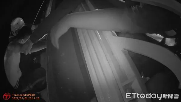 ▲▼蹲坐大直橋上狂喊「考不上台大」，警消合力救人送醫。（圖／記者邱中岳翻攝）