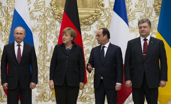 ▲▼俄羅斯總統普丁、德國總理梅克爾、法國總統歐蘭德（François Hollande）及烏克蘭總統波洛申科2015年2月11在白俄羅斯明斯克舉行的和平會談。（圖／達志影像／美聯社）