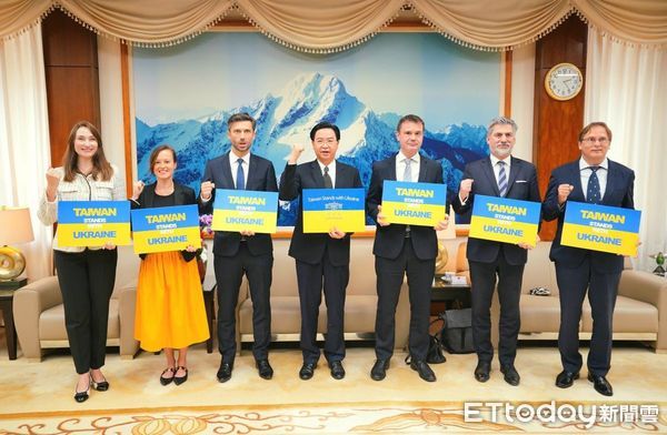 ▲▼吳釗燮與歐洲駐台機構及民間代表在台灣第一高峰玉山背景圖前合影聲援烏克蘭。（圖／外交部提供）