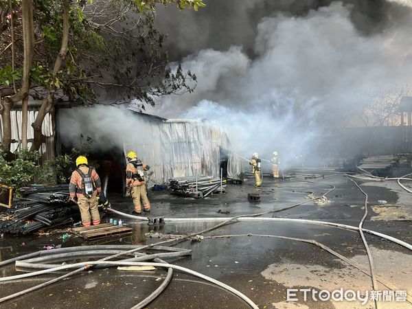 ▲宏遠興業倉庫大火消防人員射水搶救。（圖／記者林悅翻攝，下同）