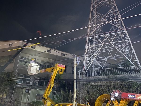 ▲美福大火波及，市府與台電緊急架設臨時電線路恢復供電。（圖／經發局提供）