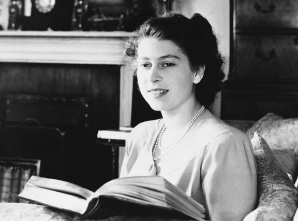 ▲▼1946年，當時20歲的伊麗莎白二世在白金漢宮的客廳裡。（圖／達志影像／美聯社）