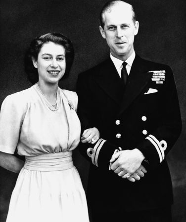 ▲▼1947年，伊麗莎白二世與未婚夫菲利普親王，當時她手上戴著訂婚戒指。（圖／達志影像／美聯社）