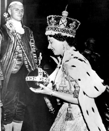 ▲▼在加冕典禮時，伊麗莎白二世帶上鑲有寶石的王冠。（圖／達志影像／美聯社）