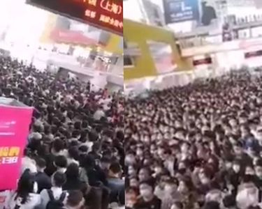 大陸疫情嚴峻！上海半封城狀態　火車站前擠滿人影片曝光