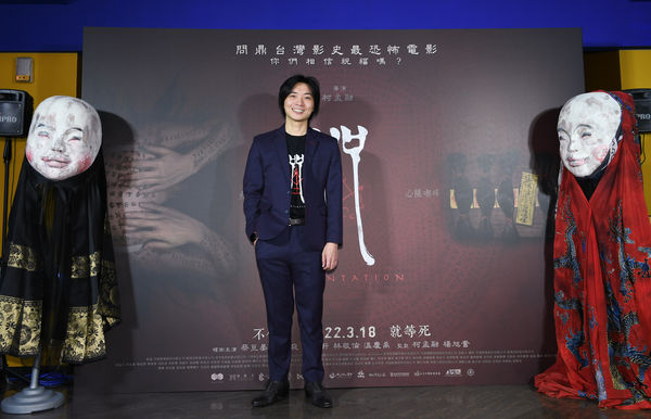 ▲▼《咒》首映會，左起為演員高英軒、蔡亘晏，導演柯孟融，演員林敬倫、阿Q，前排為演員黃歆庭。（圖／牽猴子提供）