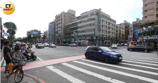 去年4月，警方在新北市土城區金城路2段路口逮捕藥腳，沒想到小海搭車路過看到藥腳，車子衝上前追討欠債，不料遇上大批員警，當場被逮。（圖／趙世勳攝）