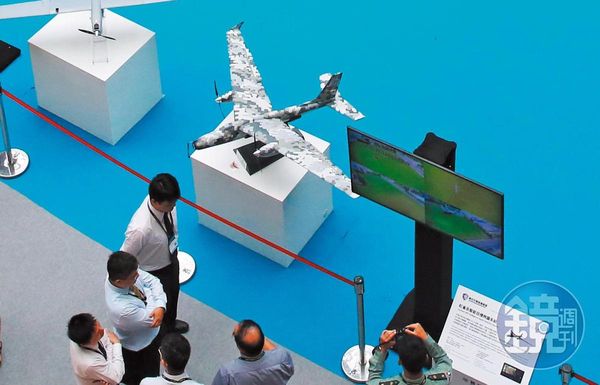 中科院研發的「火紅雀」無人機具有人臉辨識的追蹤攻擊能力，並可提供即時影像傳輸，堪稱新世代作戰利器。