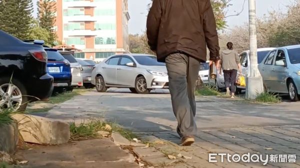 ▲ 雲林斗六市公園路人行道綠地，遭人多年長期違停車輛。（圖／記者蔡佩旻攝）