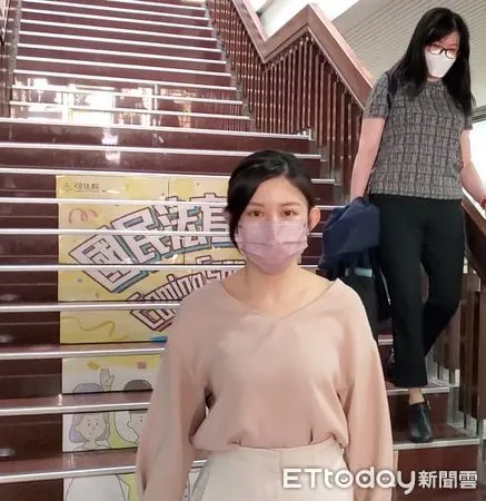 ▲▼星座專家白瑜因受訪內容惹禍，遭前夫提告求償精神慰撫60萬元，到台北地院出庭婉拒受訪。（圖／記者黃哲民攝）